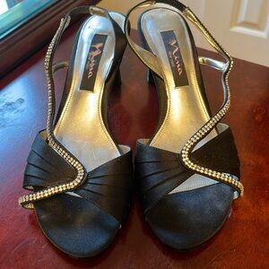 SALE!  Beautiful black strapping sandals with diamonds